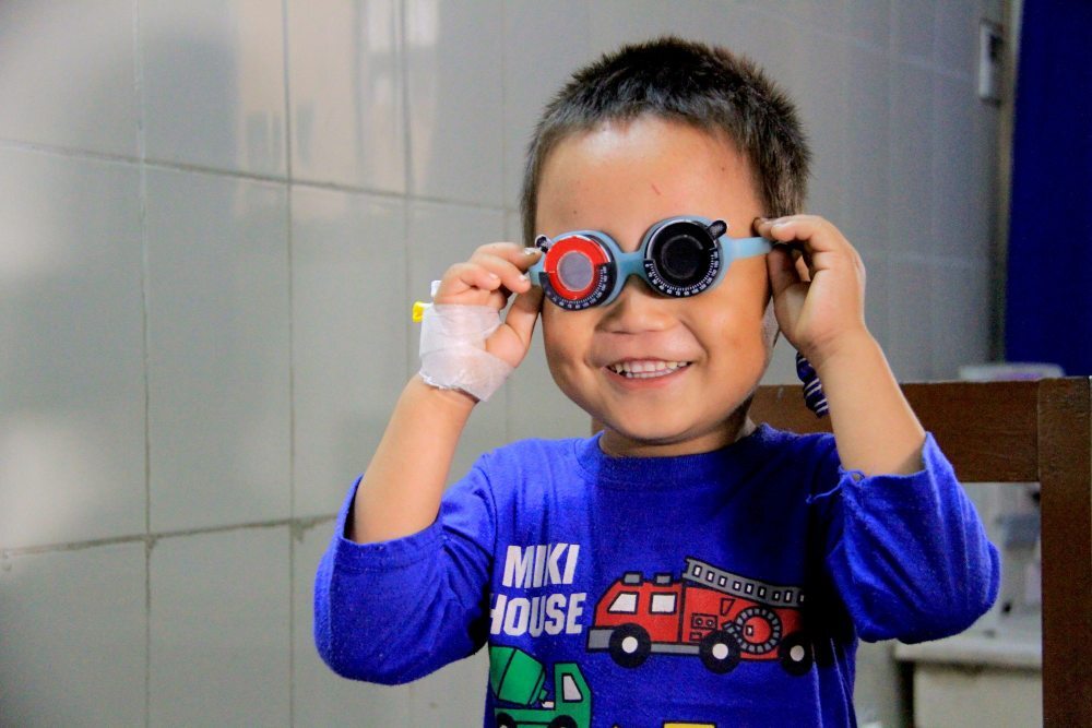 visita a un bambino con cataratta