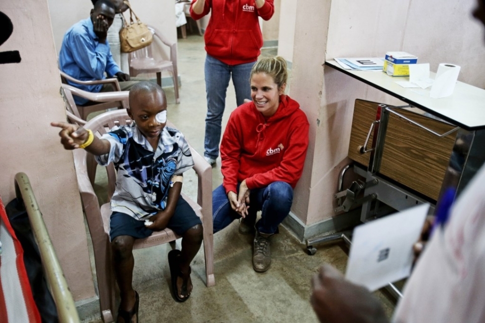 Filippa Lagerbäck insieme a un bambino beneficiario di CBM