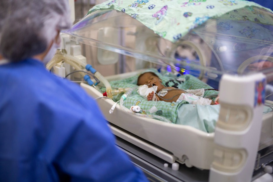 Bambina prematura in incubatrice