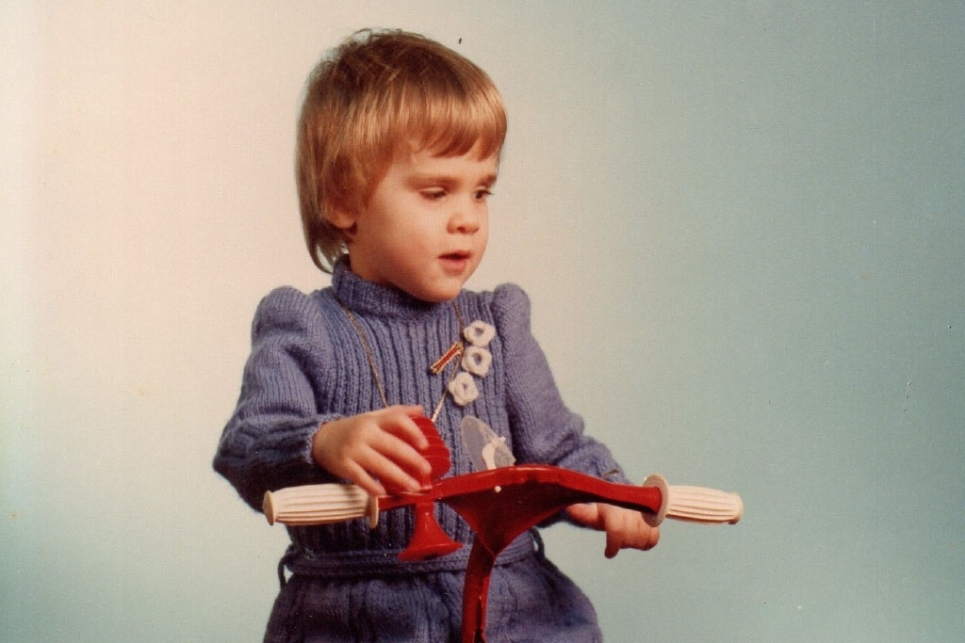 bambina seduta sulla bici