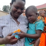 bimbo in braccio alla mamma al Ruharo Hospital