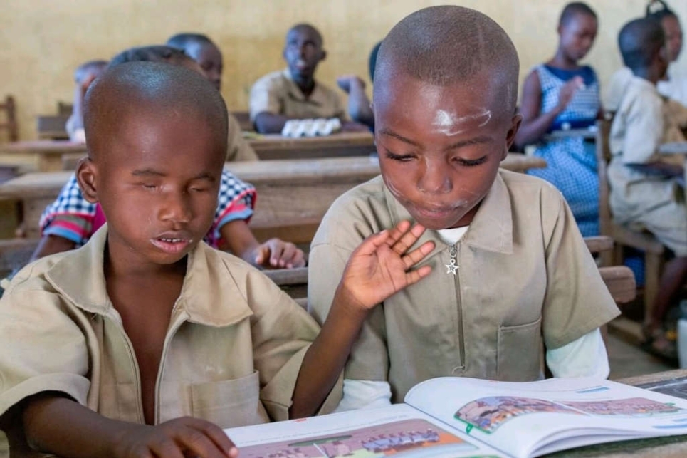 Due bambini, vedente e non vedente, studiano insieme