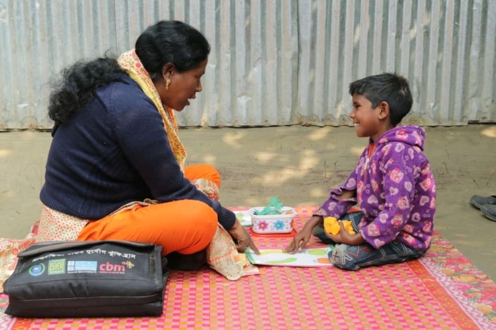 Nepal, insegnante fa lezione con un bambino