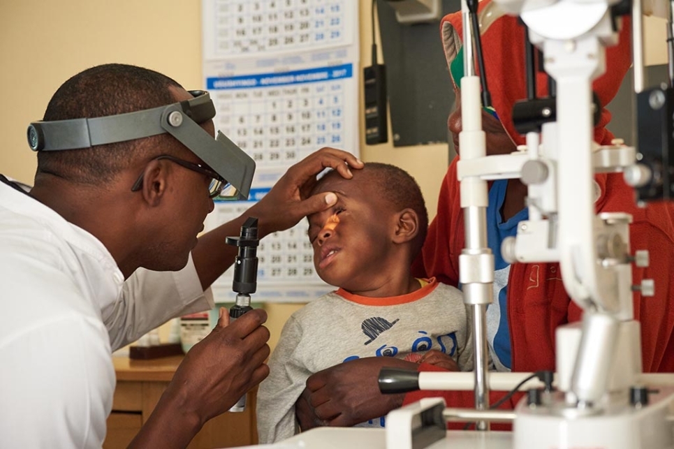 visita oculistica ad un bambino in Africa