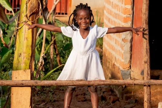 bambina sorridente su staccionata