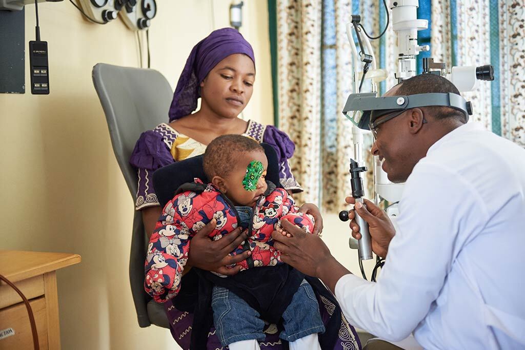 visita oculistica a un bambino in africa