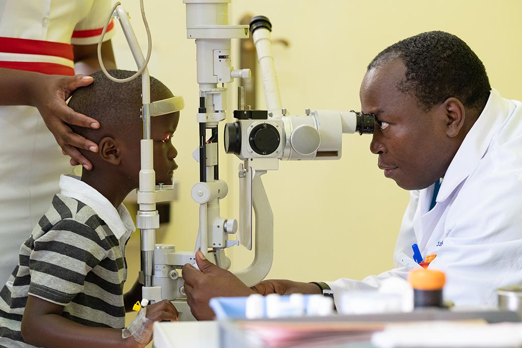 visita oculistica a un bambino in Africa