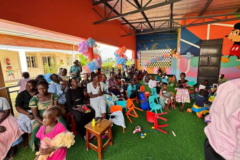 persone sedute in una area giochi per bambini