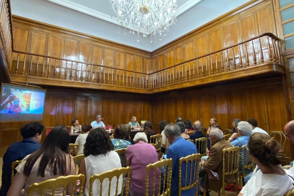 persone sedute in una sala
