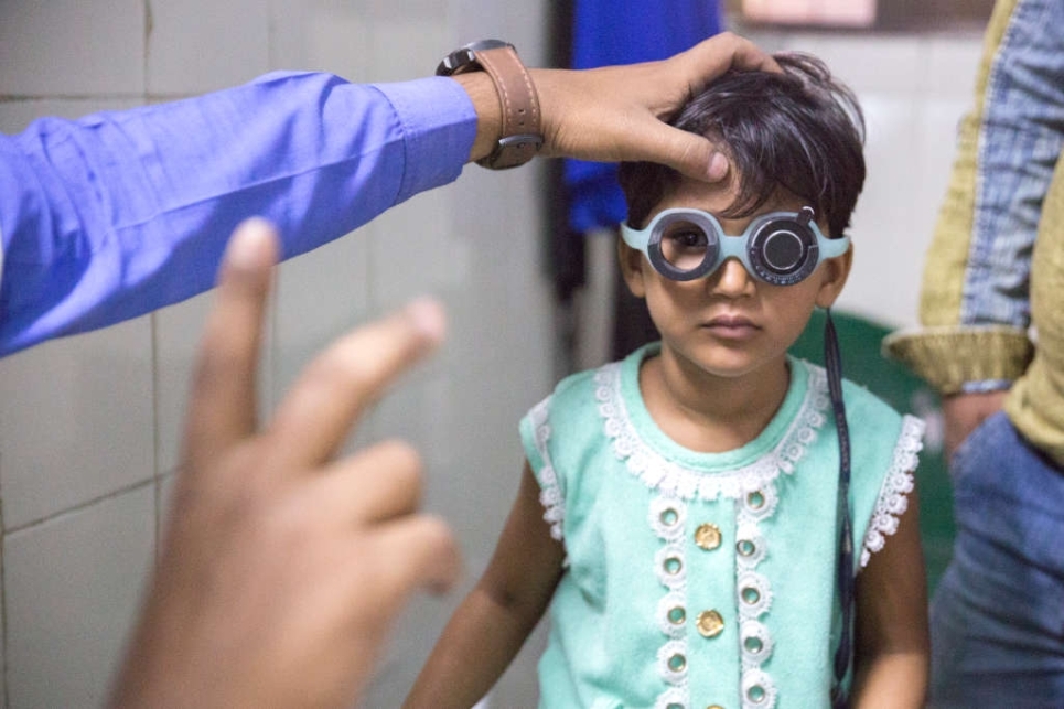 bambina con disabilità in India