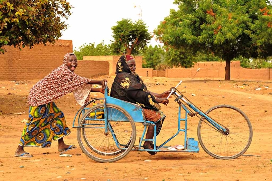 foto nonna disabile con accompagnatrice