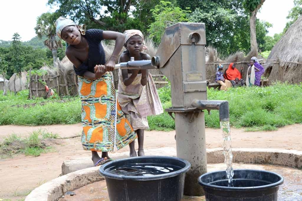 bambine che prendono l'acqua dal pozzo