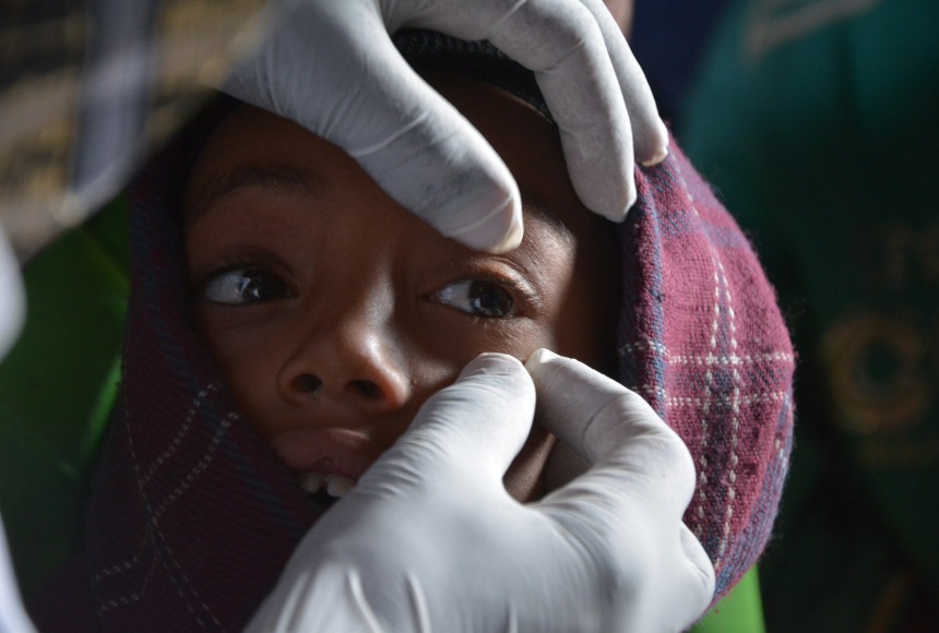 bambino durante visita oculistica