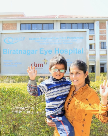 mamma con figlio in braccio