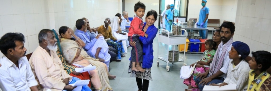 mamma con figlio in braccio