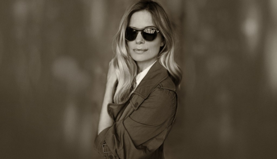 Primo piano di Filippa Lagerback con occhiali da sole