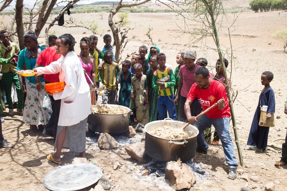 Donne e bambini aspettano il cibo