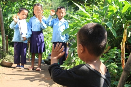 sudip saluta i compagni di scuola
