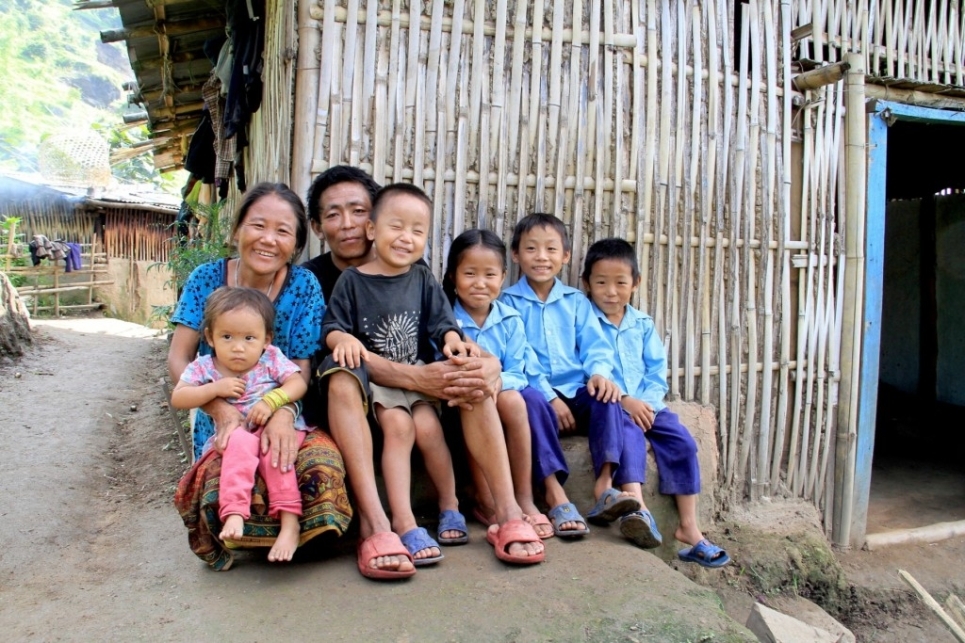 sudip seduto con tutta la sua famiglia