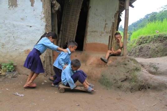 sudip seduto fuori casa con i fratelli