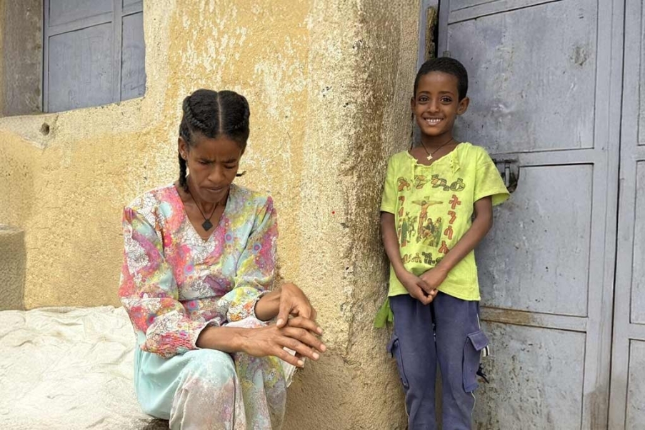 foto giovane mamma cieca insieme al figlio sorridente