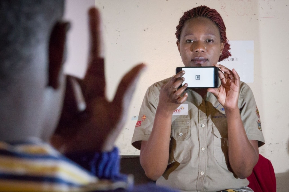 Operatore effettua visita oculistica tramite smartphone