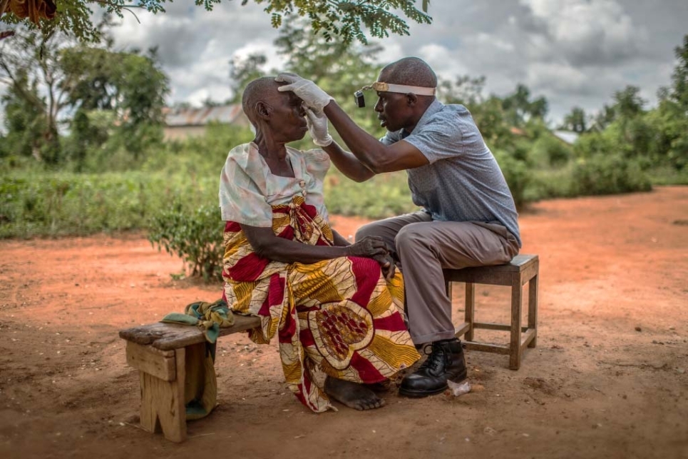 donna anziana sottoposta a visita oculistica