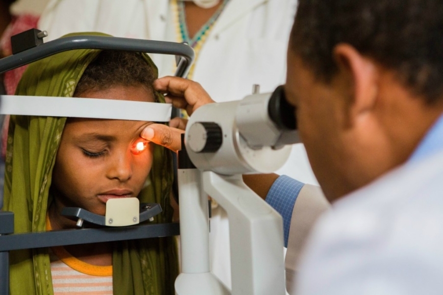 bambino in visita oculistica