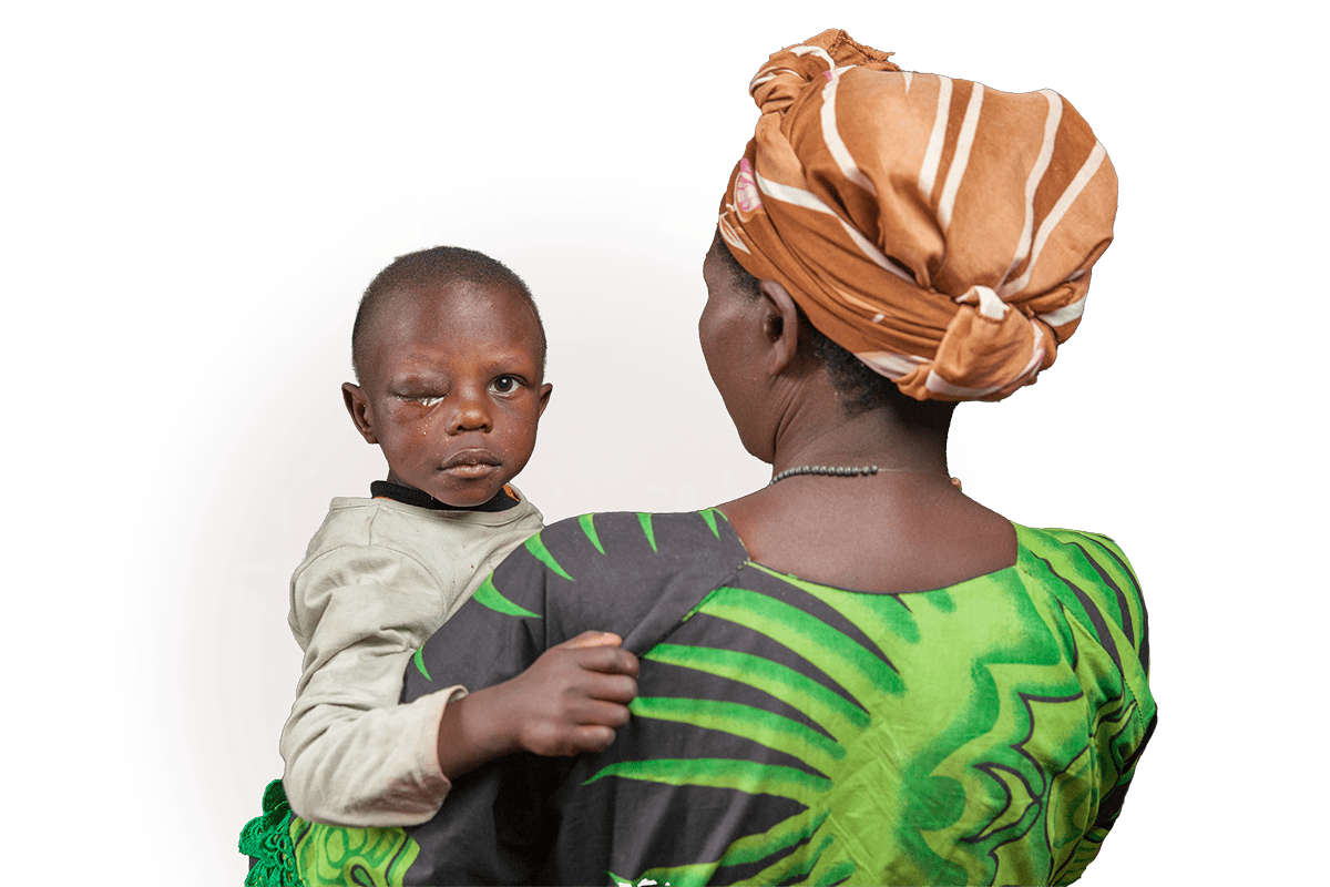 una madre di spalle tiene in braccio il suo bambino