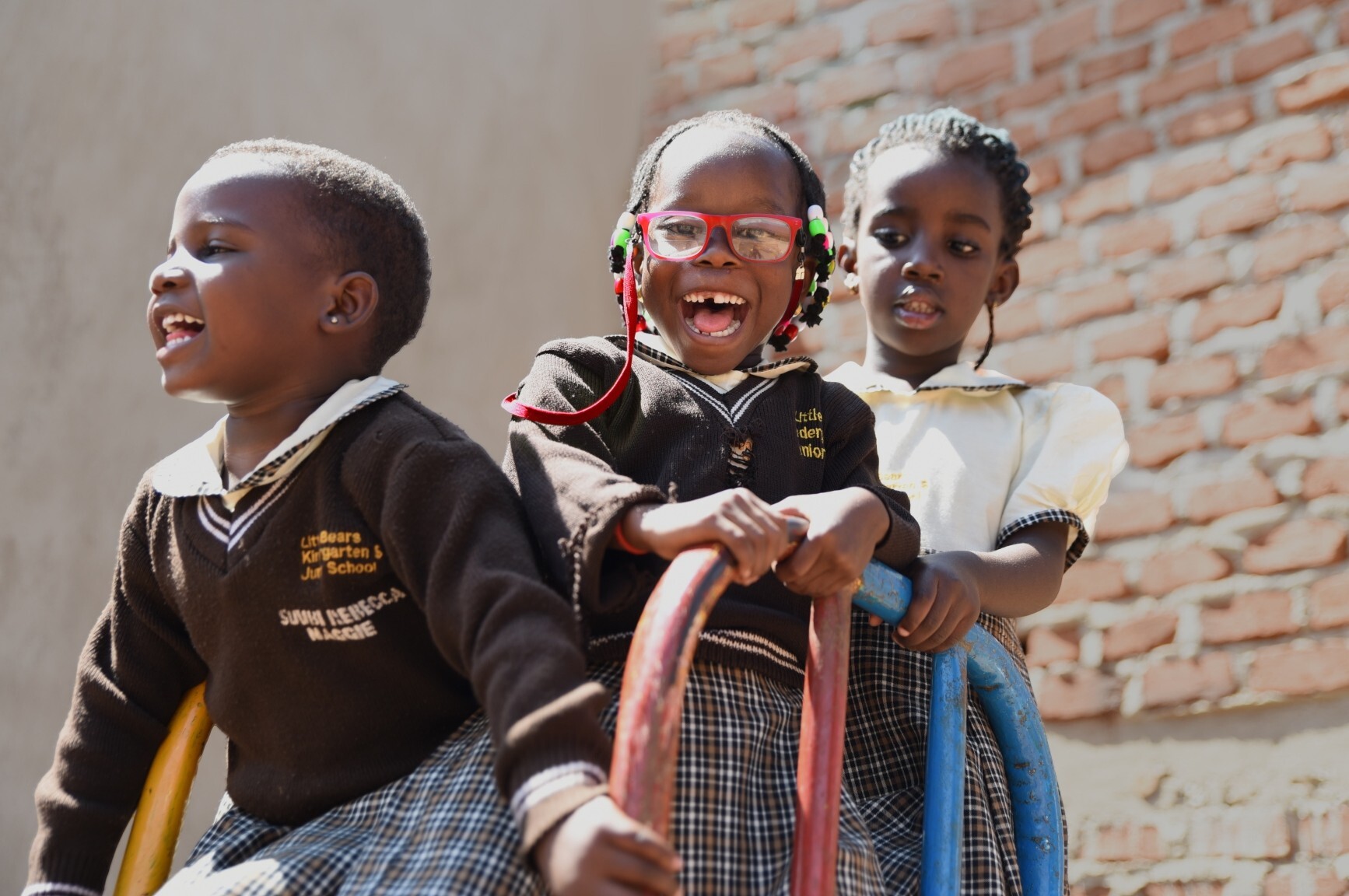 tre bambine che giocano