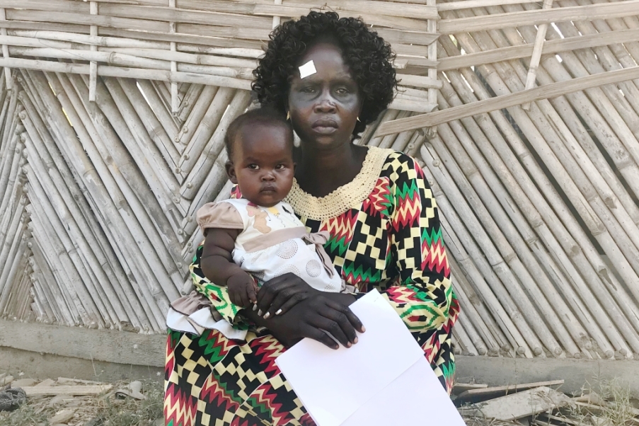 Mamma Linda con bambina in braccio