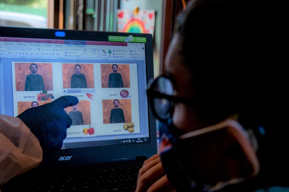 Mattia davanti al pc col proprio assistente