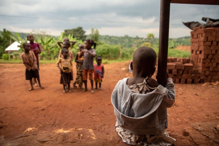 Nakisidne non può unirsi agli altri bambini