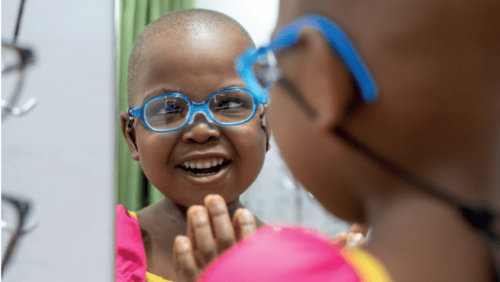 bimba con occhiali allo specchio