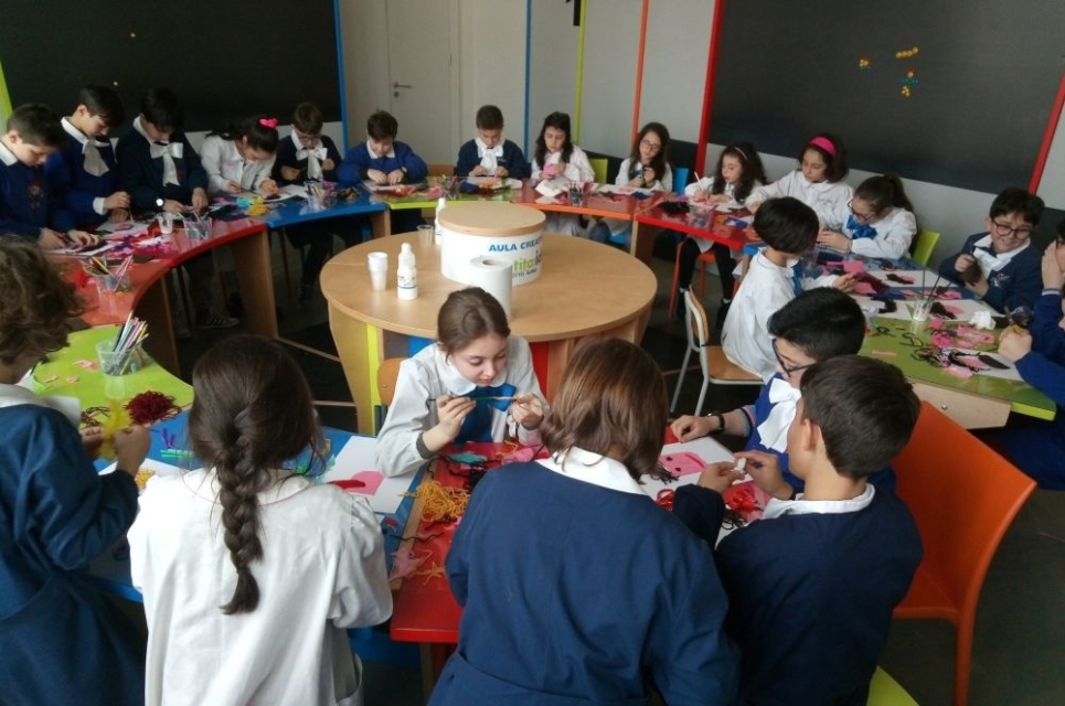 bambini a scuola durante un laboratorio