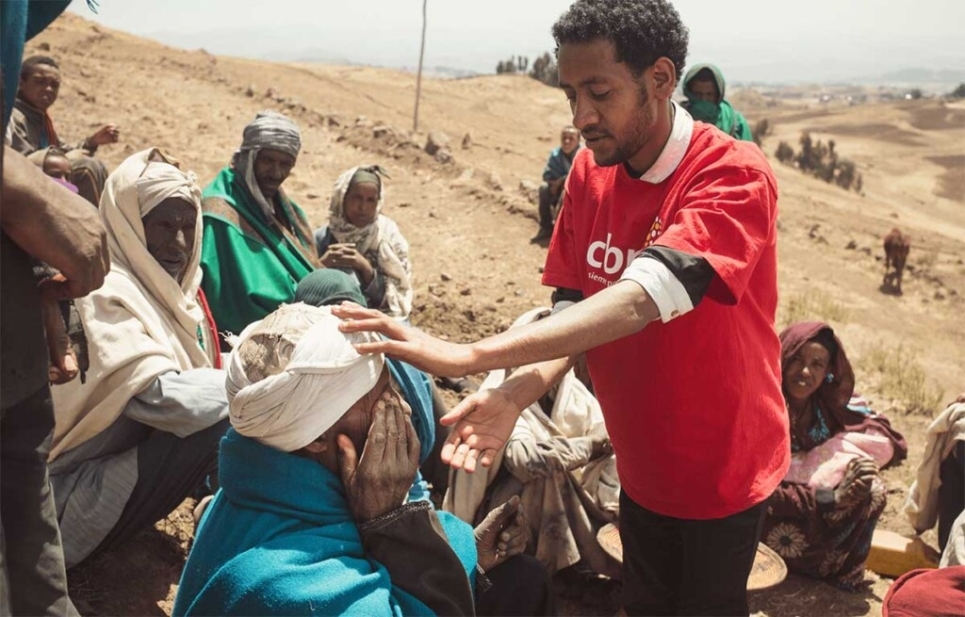 operatore fa screening oculistici in africa