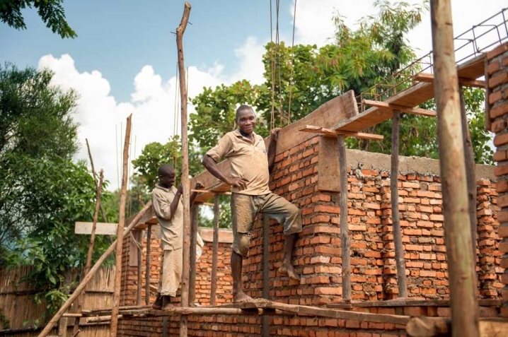 due operai sul cantiere