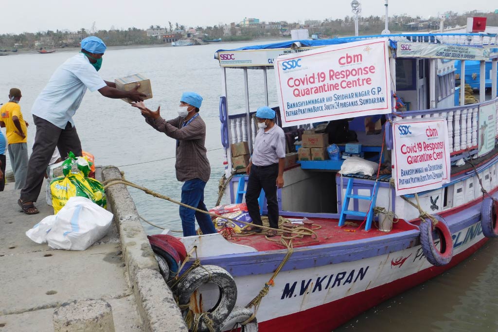scarico di materiali da una barca in India durante l'emergenza