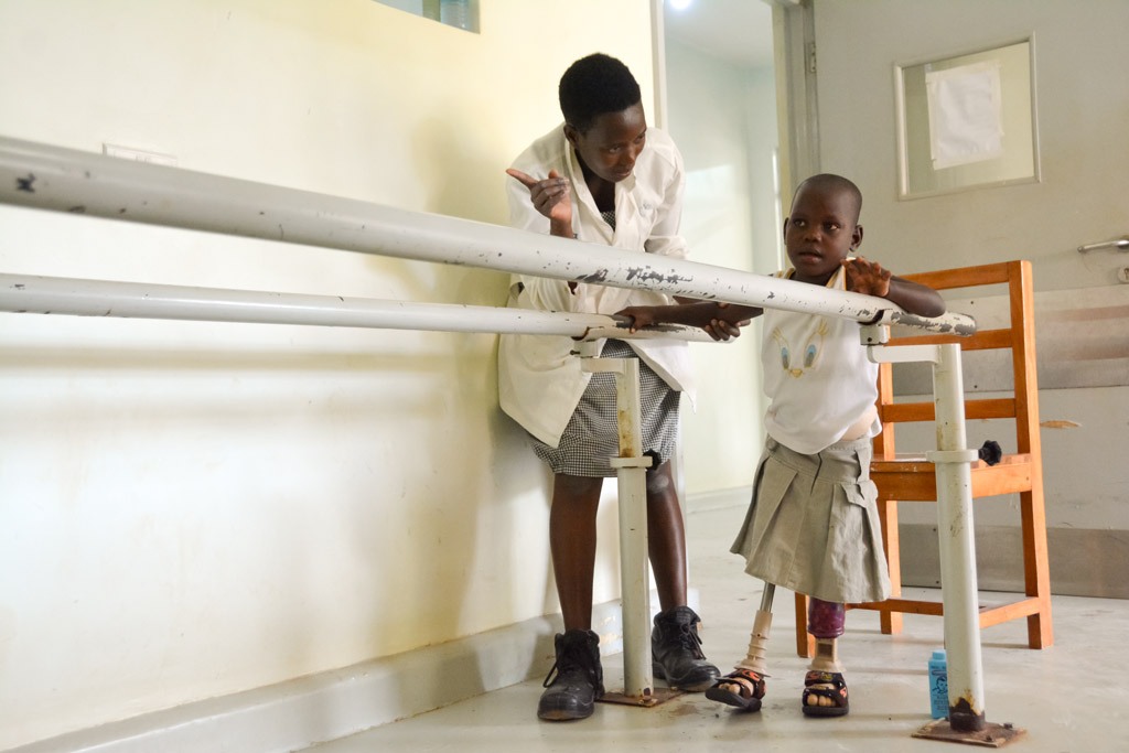 bambino in riabilitazione con il medico