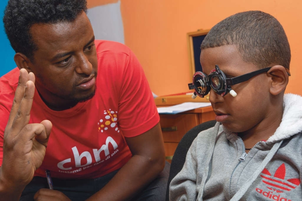 amanuel fa una visita oculistica