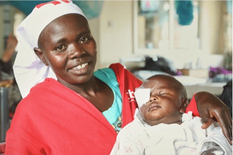 operatore cbm con bambino con benda all'occhio