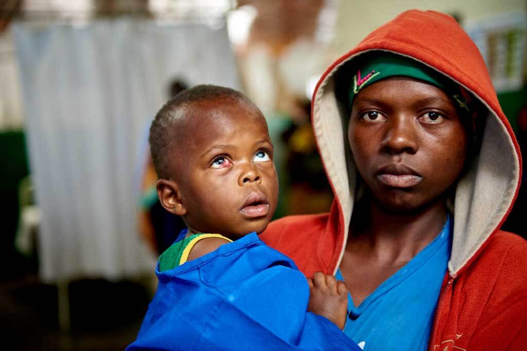 bambino con cataratta insieme alla mamma