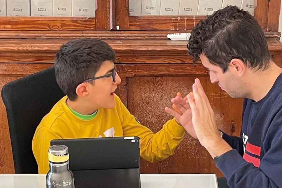 bambino insieme al suo insegnante di sostegno