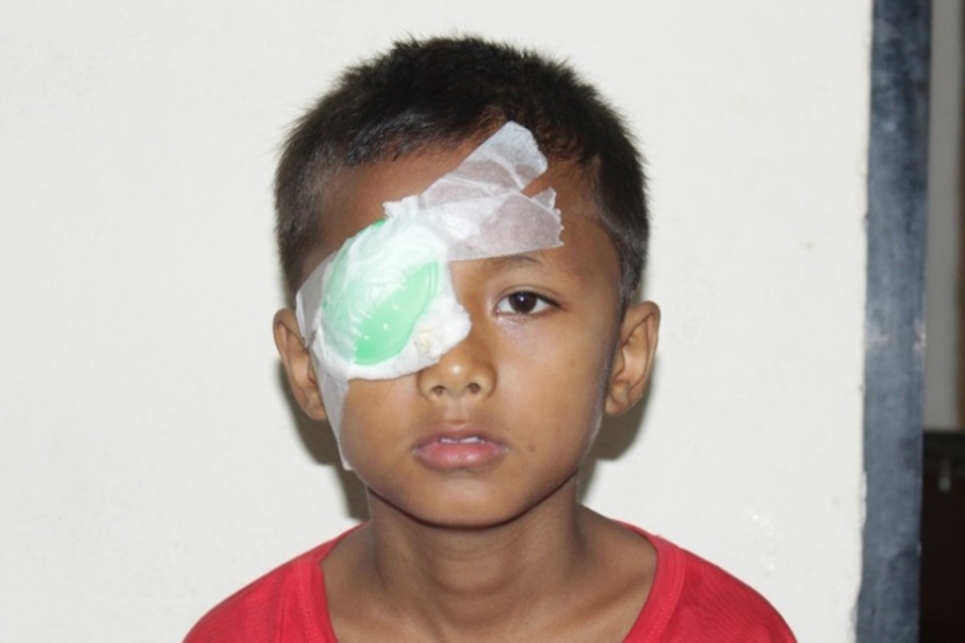 bambina con benda all'occhio