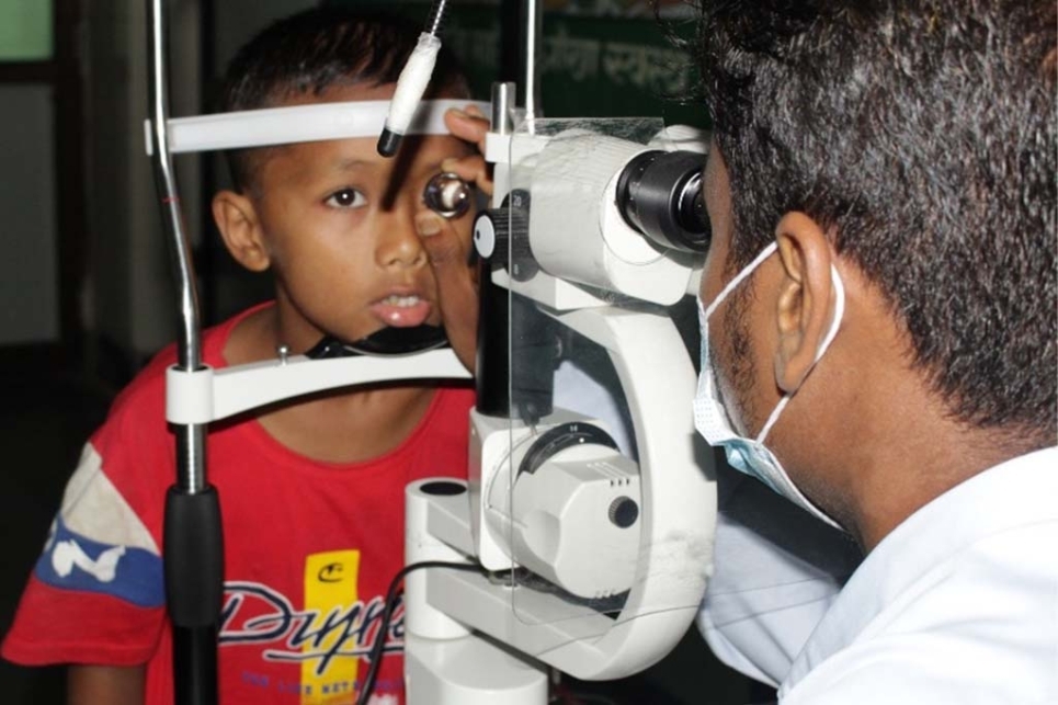 Bambina durante una visita oculistica
