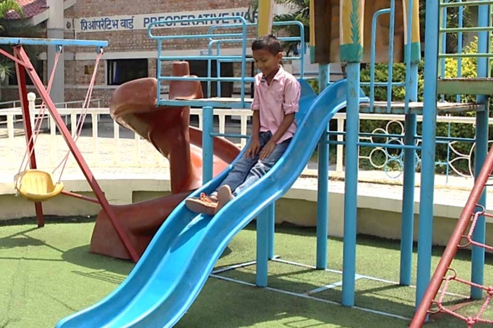 Sagar gioca sull'altalena