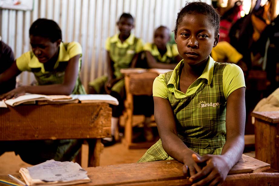 anziano lavora la terra