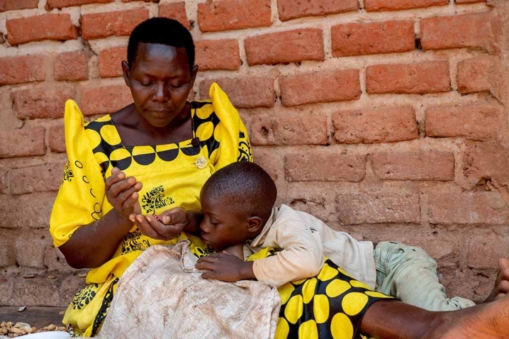 Nonna e bambino seduti davanti alla casa