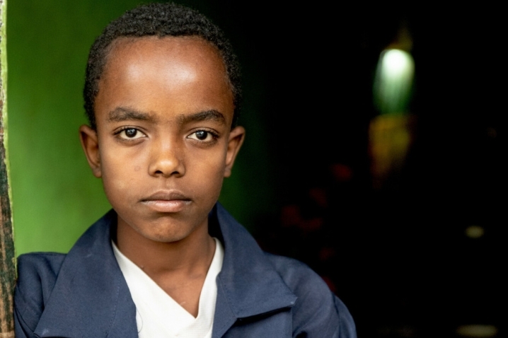 primo piano bambino con disabilità visiva