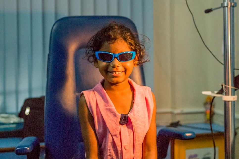 bambina sorridente indossa occhiali